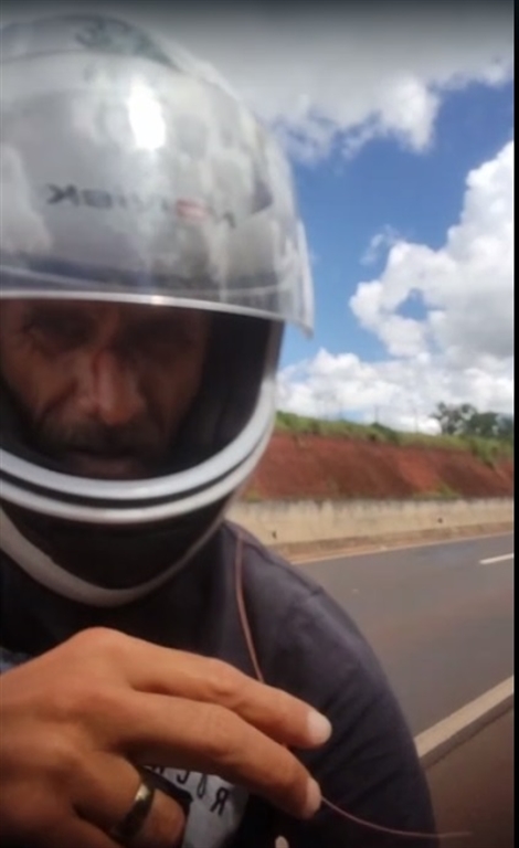 Motociclista quase tem o pescoço cortado por linha cerol em rodovia