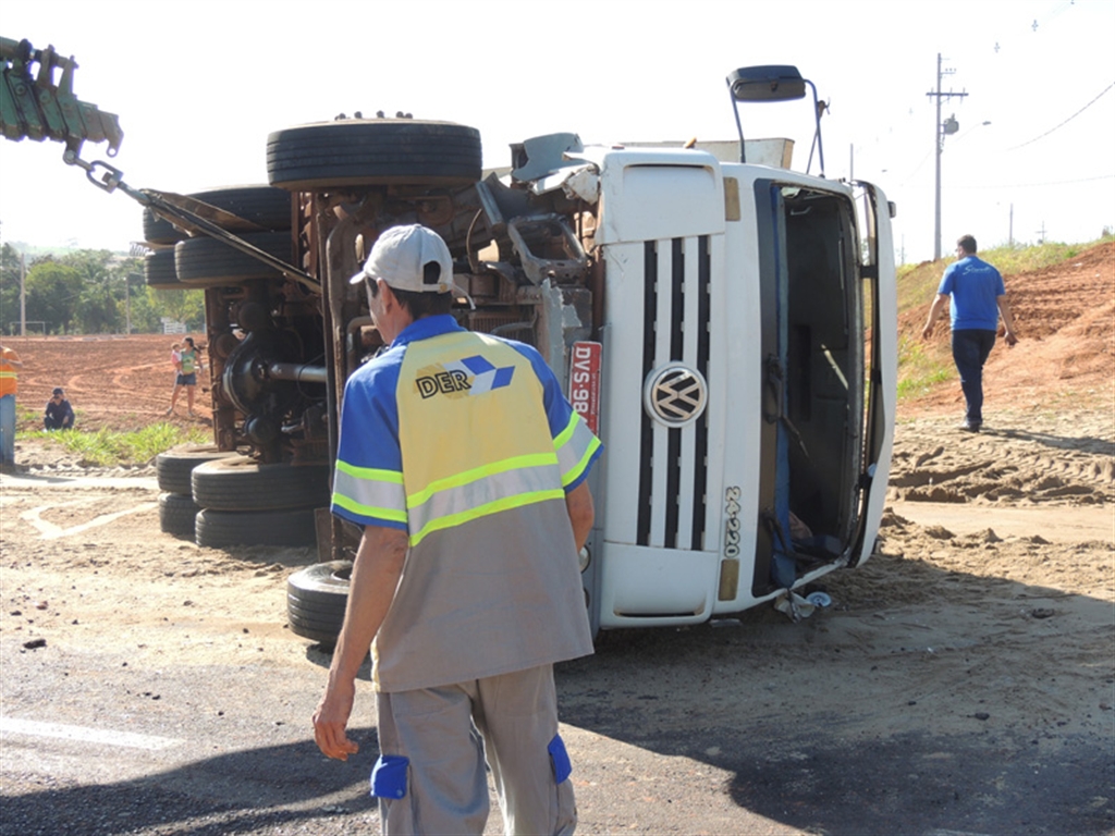 Colis O Carro Tomba Caminh O Na Rodovia Jornal A Cidade De