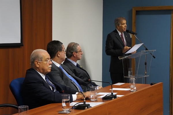 Edinho discursa e fala em preparar postos para o Brasil 
