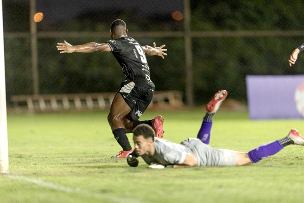 Jackson comemora o segundo gol do CAV (Foto: CAV)