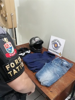 Os policiais da Força Tática apreenderam o veículo e as vestimentas utilizadas no crime (Foto: Divulgação/Força Tática)