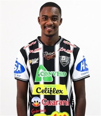 Zé Augusto foi revelado pelas categorias de base do São Carlos, participou de campeonatos pelo Atlético Goianiense e chegou em Votuporanga em 2018 (Foto: Rafael Bento/CAV)
