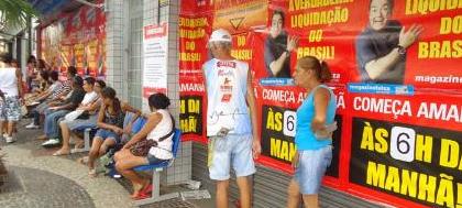 Fila para liquidação fantástica do Magazine Luiza