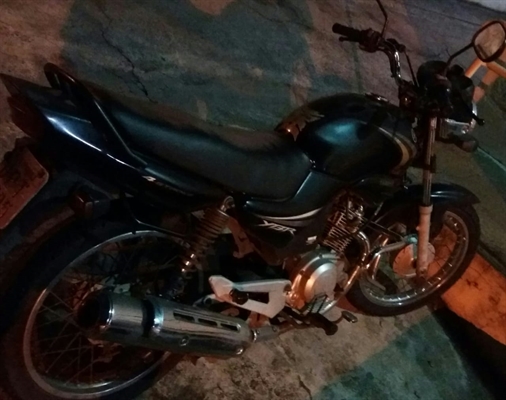 Policiais localizaram a moto e devolveram para a vítima, que disse que teria deixado o veículo estacionado na rua (Foto: Divulgação/PM)