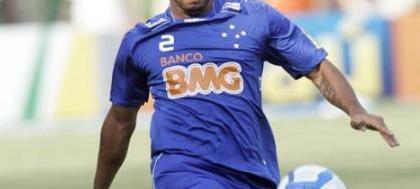 Santos apresenta lateral-direito Jonathan