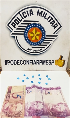 Os policias da Força Tática apreendeu diversas pedras de crack e dinheiro oriundo do tráfico  (Foto: Divulgação/PM)