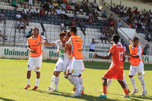 Figueirense é massacrado pela Ferroviária no Plínio
