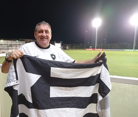 Juan Carlos Vecino, 65 anos, acompanha os jogos do Botafogo na Arena Plínio Marin (Foto: A Cidade)