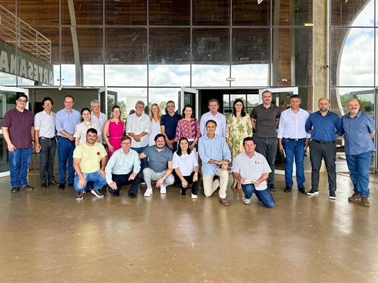 O prefeito Jorge Seba se reuniu ontem com seu novo secretariado, no Parque da Cultura, para traçar as metas dos 100 dias (Foto: Prefeitura de Votuporanga)