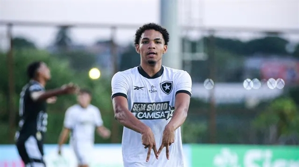 Lucas Camilo faz gol do Botafogo sobre o CAV (Foto: Henrique Lima/Botafogo)