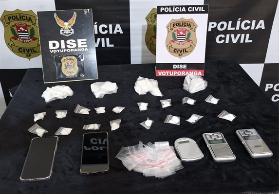 Com os acusados os policiais civis da Dise apreenderam droga suficiente para mais de 1,3 mil porções de cocaína na cidade (Foto: Divulgação)