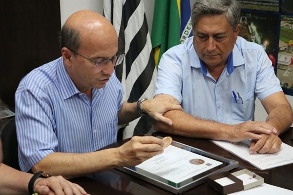 Obra: prefeito João Dado e o empresário Antônio Brito Figueiredo, da Cantóia Figueiredo (Foto: Prefeitura de Votuporanga)