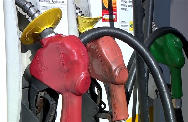 Valor médio do litro da gasolina comum no Brasil é de R$ 4,099 (Foto: Reprodução/RBS TV)
