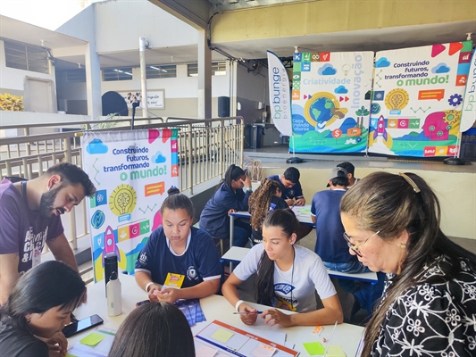 O evento, que reuniu jovens estudantes de 15 a 18 anos, foi uma celebração de criatividade e sustentabilidade (Foto: Divulgação)