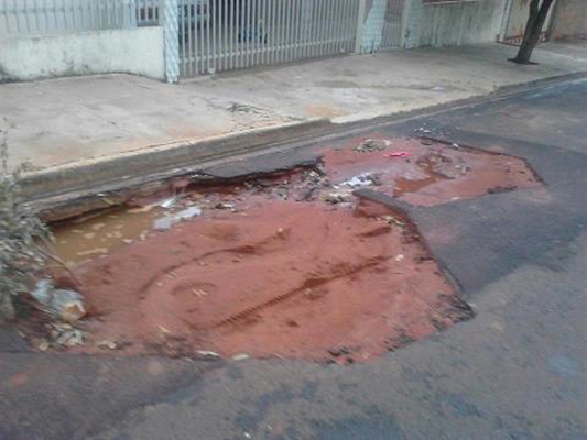 Prefeitura tapa grande buraco na Rubens Zanini 