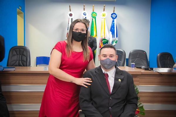Letícia Garcês e o vereador Tião Peão durante a cerimônia de posse no Plenário “Gervásio Alves Pereira”, no dia 1º de janeiro de 2021. (Foto: Câmara Municipal de Valentim Gentil) 
