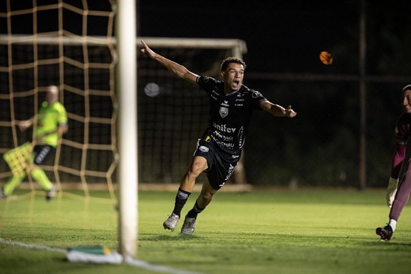 Victor Hugo, lateral-direito da Votuporanguense, que enfrenta o Botafogo (Foto: Rapha Marques)