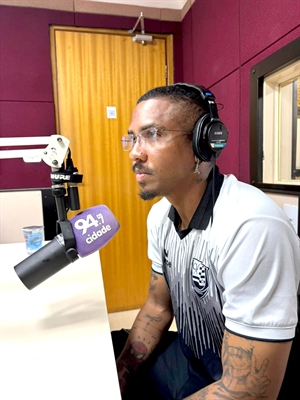 O meia Anderson Feijão esteve nos estúdios da rádio Cidade FM 94,7 (Foto: A Cidade)