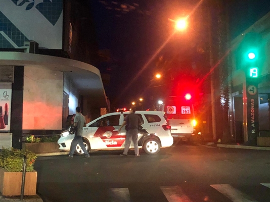 Motociclista ficou ferido após bater num carro no cruzamento da rua Amazonas com a Tietê (Foto: A Cidade)