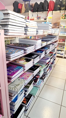 Cadernos, mochilas, lápis, além dos uniformes escolares, passam a fazer parte da lista de compras neste período ( Foto: Divulgação)