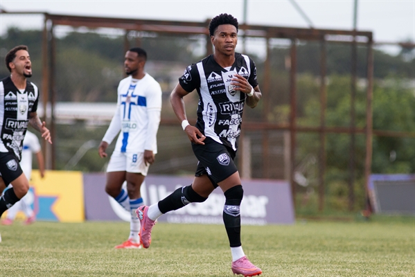 Fernandinho comemora o gol da vitória alvinegra (Foto: @jheni.fotos)