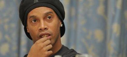 Ronaldinho finalmente assina com o Flamengo