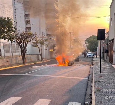 Carro pegou fogo e ficou completamente destruído; amigos se mobilizam em uma “vaquinha” para cobrir o prejuízo  Foto: Reprodução 