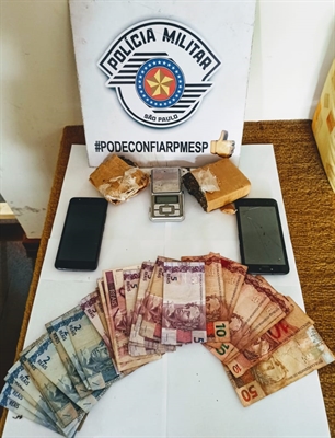 Os policiais militares apreenderam drogas, dinheiro e uma balança digital de precisão  (Foto: Divulgação/PM)