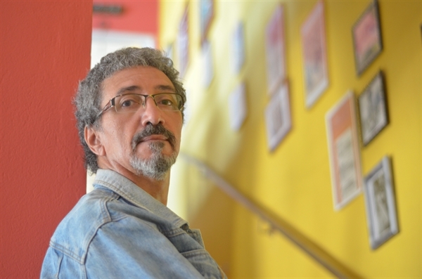 Tony Rocha é contista, poeta, compositor, letrista, intérprete e colunista semanal do jornal A Cidade (Foto: Divulgação)