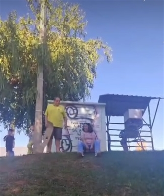 Débora Romani e Dalbert Mega “brincaram” juntos no Parque da Cultura, em crítica à demora para ativação da Tirolesa (Foto: Redes sociais)