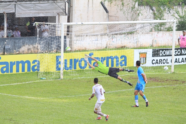 João Gabriel acertou belo chute para empatar a partida no primeiro tempo em 1 a 1