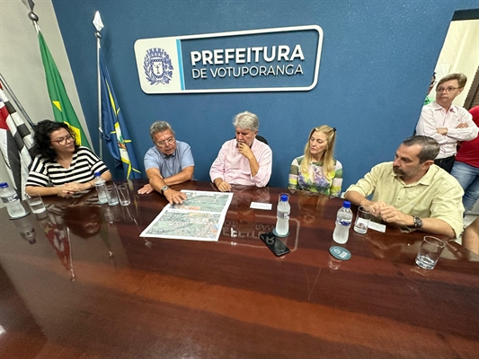 O prefeito Jorge Seba e o deputado Carlão Pignatari reuniram lideranças e a imprensa para anunciarem as conquistas (Foto: A Cidade)