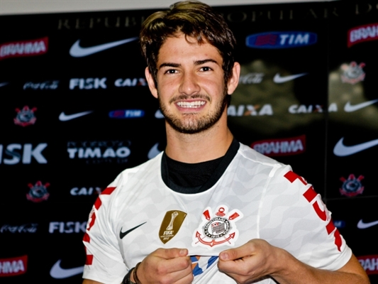 Pato se apresenta no Corinthians e não esclarece origem de lesões