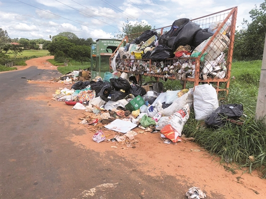 Jura e Djalma usaram as redes sociais para dizer que eram os responsáveis pela limpeza do lixão no bairro São Cosme (Foto: redes sociais)