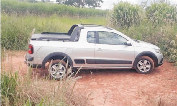 Ladrão roubou uma VW Saveiro Cross e depois a abandonou Estrada 27 (Foto: Reprodução)