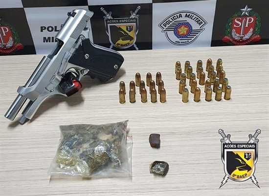 Arma, drogas e munições foram apreendidas em condomínio de luxo em Rio Preto (Foto: Arquivo pessoal)