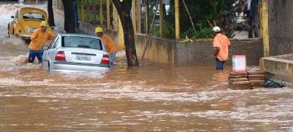 Chuva forte inunda vários pontos da cidade