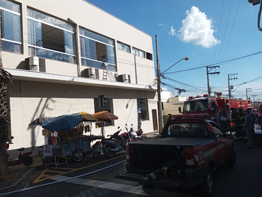 um princípio de incêndio mobilizou equipes do Corpo de Bombeiros em uma loja localizada na região central da cidade (Foto: A Cidade)