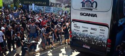 Torcida recebe time com pedras