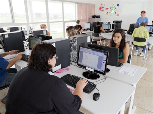 Dirigente de ensino explica inscrição para cursos online da Educação