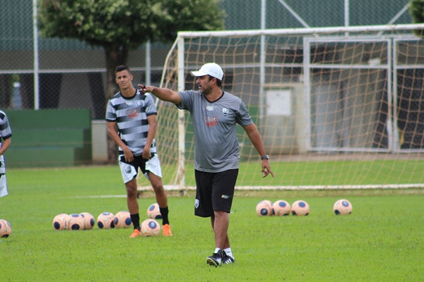 CAV: técnico Marcelo Henrique orienta os atletas do Clube Atlético Votuporanguense em treino no campo do Assary (Foto: Rafael Bento/CAV)