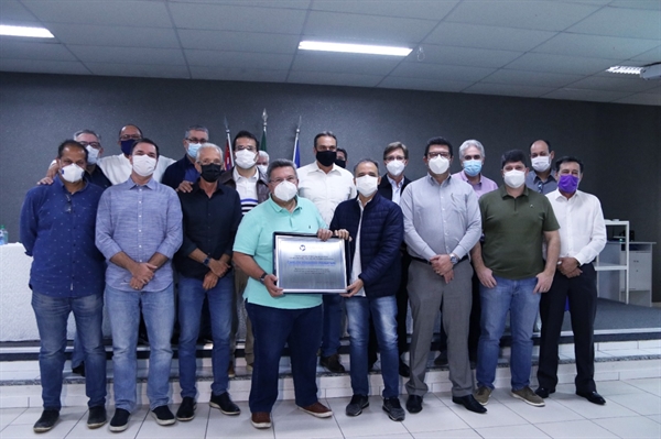 Em uma cerimônia realizada no Espaço Unifev Saúde, o parlamentar recebeu uma homenagem dos diretores e lideranças da instituição (Foto: Santa Casa de Votuporanga)