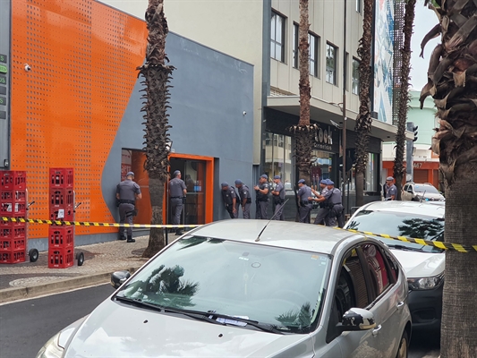 Bandidos fazem 8 reféns e tentam assaltar agência do Itaú em Votuporanga (Foto: A Cidade)