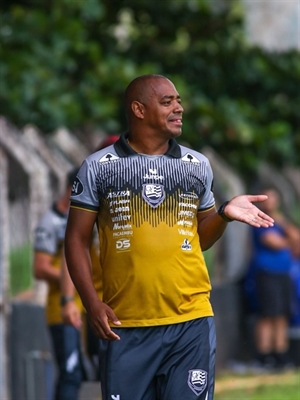Marcus Vinícius Viola, técnico da equipe sub-20 do Clube Atlético Votuporanguense (Foto: @fotofut017)