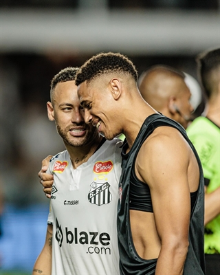 Luiz Thiago ao lado de Neymar; atacante chegou com moral no Clube Atlético Votuporanguense (Foto: Reprodução Instagram Luiz Thiago)