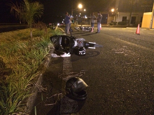 A colisão envolveu duas motos na avenida José Marão, na alça de acesso à rodovia Euclides da Cunha, sentido Simonsen (Foto: Aline Ruiz)
