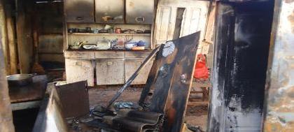 Família tem casa destruída pelo fogo no São João