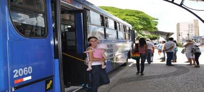 Usuários reclamam de sujeira nos ônibus e de atrasos