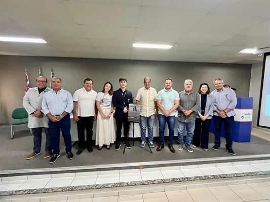 Lideranças políticas, empresariais e do setor de saúde participaram ontem da entrega do prêmio à Santa Casa de Votuporanga (Foto: A Cidade)