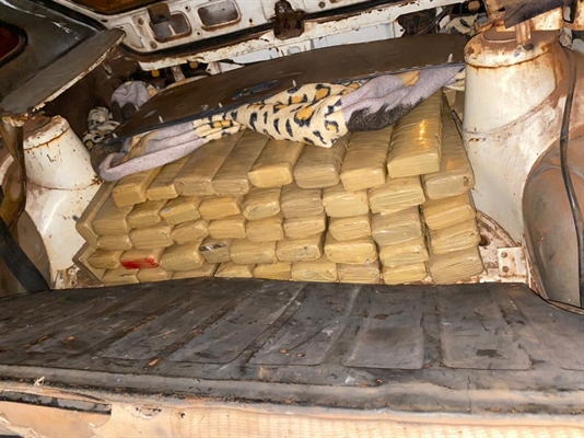 Policiais encontraram 89 tijolos de maconha, 21 porções de crack, oito porções de cocaína e uma balança (Foto: Divulgação/Polícia Civil)